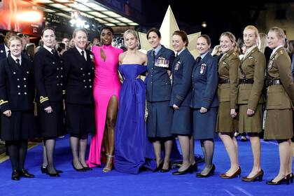 Brie Larson y la coprotagonista del film de Marvel, Lashana Lynch, posaron junto con mujeres militares inglesas