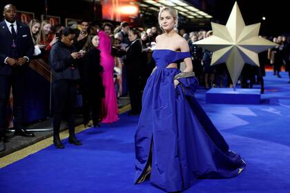 Con unos bolsillos en la falda, el modelo que lució Larson la hizo ver como una verdadera diva