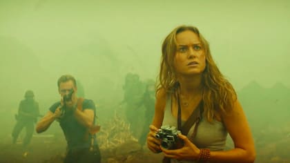 Brie Larson y Tom Hiddleston en Kong, la isla calavera