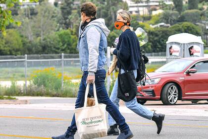 Brie Larson y un tapabocas naranja, de compras con su pareja, Elijah Allan-Blitz