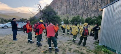 Brigadistas del ICE, Gendarermía y el CAP, rumbo al Cerro Huemul tras el incendio