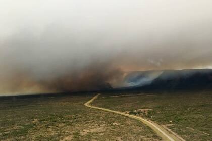 Brigadistas y bomberos trabajan para apagar un incendio entre Papagayos y Villa Larca: cortan la ruta N° 1