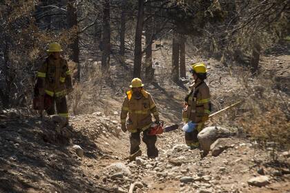 Brigadistas y vecinos de la zona de Rinconada Nahuelpan intentan contener el incendio forestal en cercanías de El Bolsón