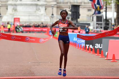 Brigid Kosgei ganó en Londres con un tiempo de 2 horas, 18 minutos y 20 segundos