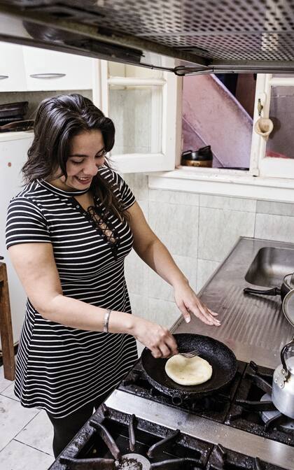 Brigimar Landaeta. Con 26 años, dice que vino por amor: su novio, también venezolano, la esperaba en la Argentina. Enseña inglés en un instituto privado en Lomas de Zamora