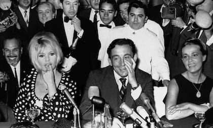 Brigitte Bardot asiste a una conferencia de prensa el 18 de enero de 1965, en Ciudad de México junto al productor Louis Malle y la actriz francesa Jeanne Moreau