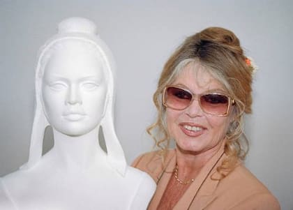 Brigitte Bardot posando al lado del bulsto de Marianne para el que posó (Getty Images)