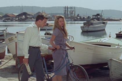 Brigitte Bardot y Jean-Louis Trintignant, en una escena del film Y Dios creó a la mujer (1956)