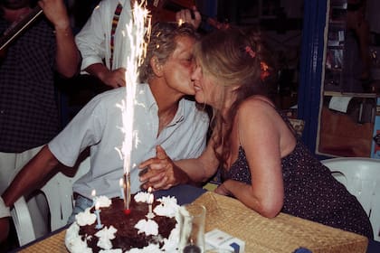 Brigitte Bardot y su último marido, Bernard d'Ormale, en el festejo que realizaron por el quinto aniversario del matrimonio, en agosto de 1997
