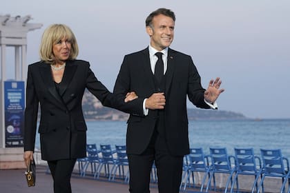 Brigitte Macron fue víctima de falsas informaciones sobre pedocriminalidad por su relación con el presidente francés Emmanuel Macron, a quien conoció cuando este era menor de edad