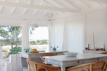 “Brigitte” tiene su sello en cada rincón: luminosa, de ambientes grandes y líneas simples, con muebles reciclados. Arriba: diosa, a bordo de su barco El Cimarrón, con el que navegó el Río de La Plata y el Caribe, en 1970.