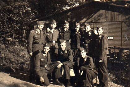 Brill con sus compañeros en la escuela de aviación nazi
