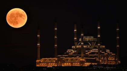 Brillaba con fuerza mientras el cielo nocturno se oscurecía sobre la Gran Mezquita Camlica de Estambul