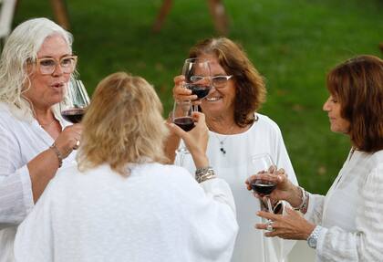 Brindar por la amistad, el motivo de la fiesta