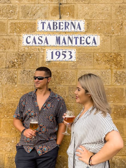 Brindis callejero frente a la tradicional Taberna Casa Manteca