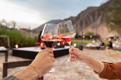 Brindis con uvas de El Bayeh: un malbec y el blend de los pequeños parceleros.