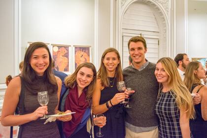Brindis de voluntarios: un grupo de voluntarios del Centro Argentino en Washington