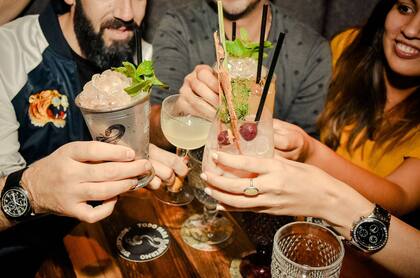Brindis en Boticario, bar ubicado en una antigua droguería de los años ‘30.