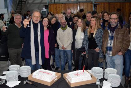 Brindis por los diez años de "La Palabra Precisa"; de izquierda a derecha, Nino Ramella, Marcelo Franganillo, Enriqueta Barrio, Liliana Escliar, Juan Sasturain, Juan Carrá, Mauro de Angelis, Ihan Quiroz, Ignacia Sansi, Martín Kobse, Ana Mayorano, Luciana Balanesi y Javier Chiabrando