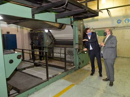 Briolli y De Mendigure, presidente del BICE, recorrieron la planta en la firma del acuerdo.