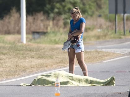 Brisa Amaral, delante del cuerpo de Jonathan Funes, el 5 de febrero de 2018