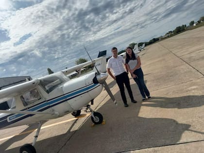 Brisa de Olivera junto Victor Ortelli, su instructor de vuelo.