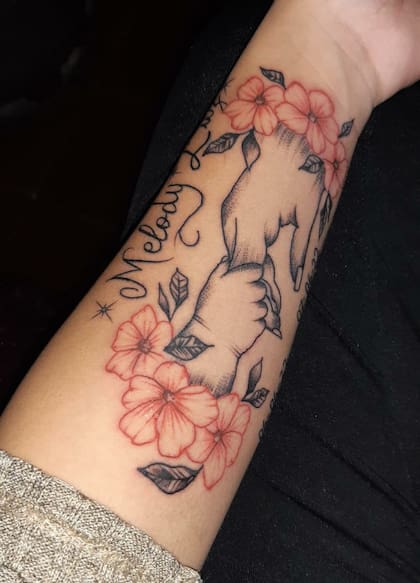Brisa se tatuó el nombre de su hija en su brazo; estuvieron juntas unas horas hasta que la beba se descompensó y murió.