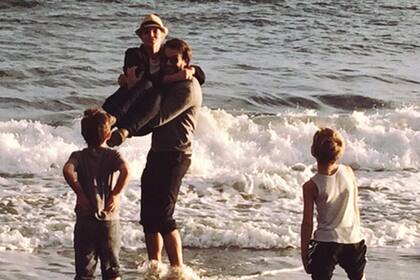 Brit disfrutando junto a su nuevo enamorado y sus niños