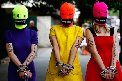 En 2012, activistas del colectivo Pussy Riot se manifestaron frente a la embajada rusa en Londres para pedir la liberación de las integrantes del grupo detenidas en Rusia.