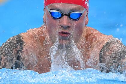 Britain's Adam Peaty competes to win the final of the men's 100m breaststroke swimming event during the Tokyo 2020 Olympic Games at the Tokyo Aquatics Centre in Tokyo on July 26, 2021. (Photo by Oli SCARFF / AFP)