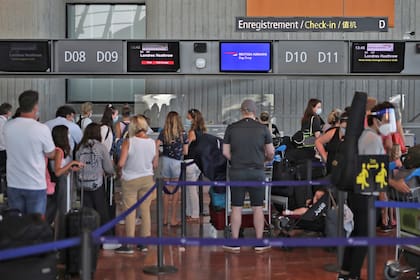 Colas de británicos en los aeropuertos de Francia