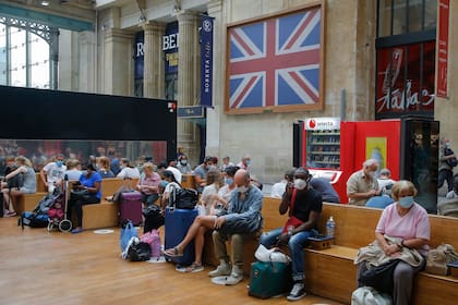 Británicos regresan a su país antes de que entren en vigor las nuevas normas