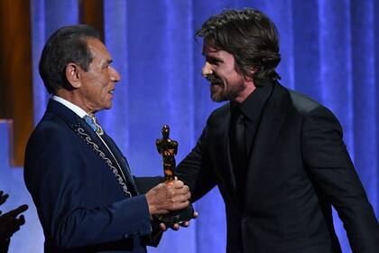 Wes Studi recibe el Oscar de la mano de Christian Bale