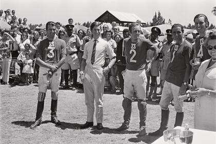 Enemigos íntimos, el príncipe Carlos y Andrew Parker-Bowles son los encargados de premiar a los ganadores de un partido de polo (circa 1971).
