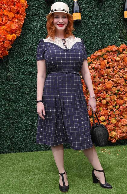 Christina Hendricks, en el Veuve Clicquot Polo Classic 2021, se animó a un día de relax y champagne