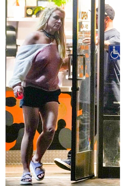 Britney fue fotografiada en un local de comida rápida en Oxnard el viernes por la noche custodiada por sus agentes de seguridad