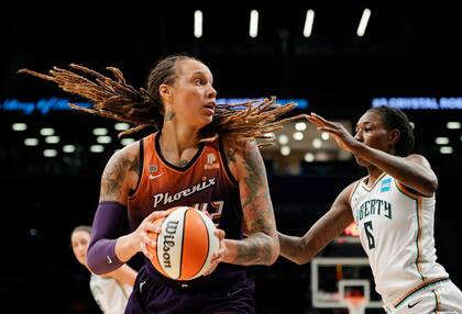 Britney Griner, de Phoenix Mercury, en un partido frente a New York, en agosto de 2021; después llegaría todo lo peor