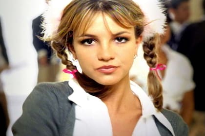 Britney Spears, con su uniforme de colegiala, en el video de "...Baby One More Time", su primer éxito