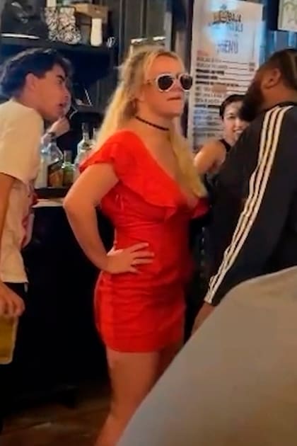 Britney Spears fue vista durante un viaje luego de separarse a Cabo San Lucas; según trascendió, su flamante novio no la acompañó por sus problemas legales