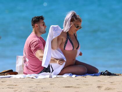 Britney Spears luce un bikini rosa y negro antes mientras vacacional en Maui con su novio Sam Asghari