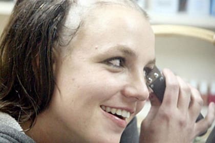 Britney Spears se rapa el pelo mientras los paparazzi la fotografían