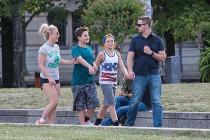 Britney Spears con sus hijos en un paseo por Berlín hace dos años
