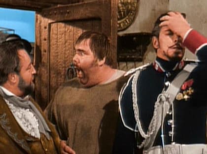 Britt Lomond en una escena junto a Henry Calvin (el Sargento García) / Foto: Captura de video