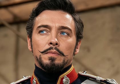 Britt Lomond tenía 32 años cuando fue elegido para formar parte de la serie