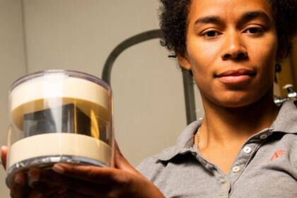 Brittany Robertson trabaja en la identificación de los cubos de uranio