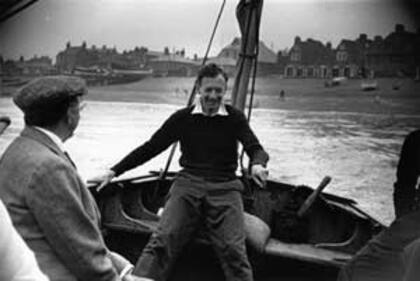 Britten, navegando con el novelista E.M. Forster (a la izquierda), libretista de Billy Budd, en Aldeburgh, en 1949