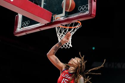 Brittney Griner (15) de Estados Unidos anota durante el juego de la ronda preliminar de baloncesto femenino contra Nigeria en los Juegos Olímpicos de Verano de 2020, el martes 27 de julio de 2021 en Saitama, Japón.