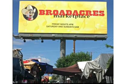 Broadacres Marketplace cerró en junio y ahora sus puestos se encuentran vacíos y cubiertos con lonas