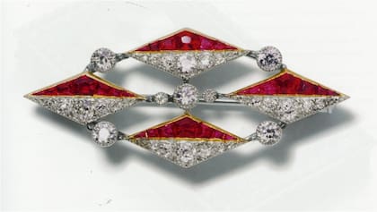 Broche con diamantes y rubíes (1904), precursor del ''''estilo moderno''''. De ese adorno surgió una serie de gran originalidad cuya fuente no era otra que la geometría