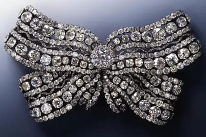 Broche con incrustaciones de diamantes, una de las piezas robadas de la histórica Bóveda Verde en noviembre de 2019